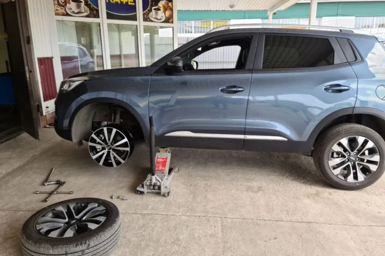 Chery Tiggo 4 на домкрате при примерке нового колёсного диска