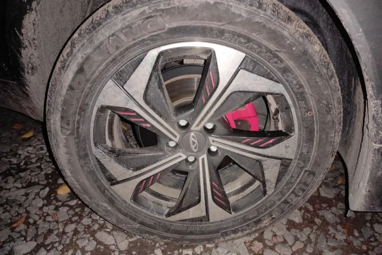 Зимнее колесо Chery Tiggo 4 на семнадцатом литом диске с красным суппортом