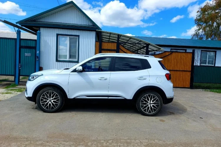 Белый Chery Tiggo 4 в профиль на тёмных восемнадцатых литых дисках