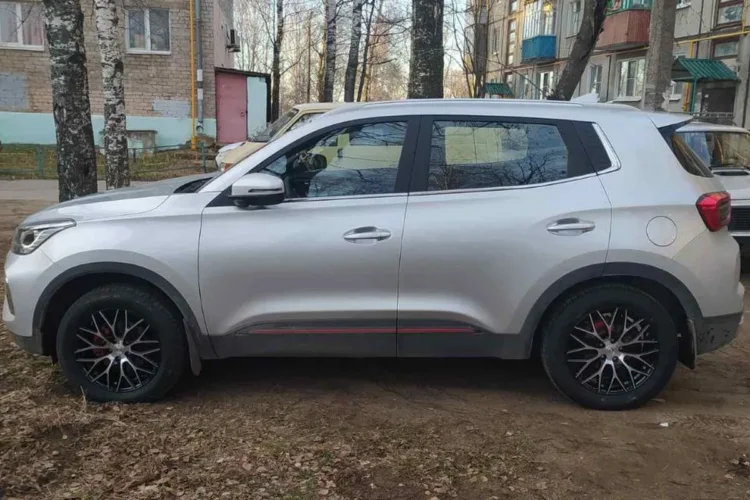 Серебристый Chery Tiggo 4 в профиль на чёрных литых дисках с зимними шинами