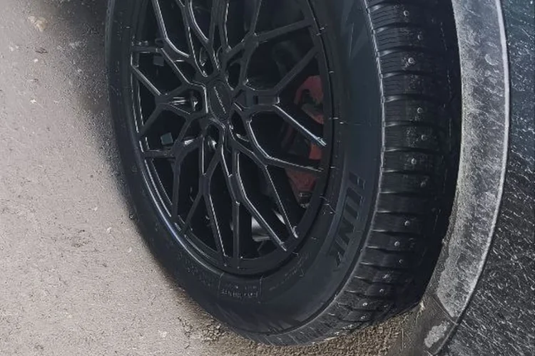 Новое зимнее колесо Chery Tiggo 4 на чёрном литом диске