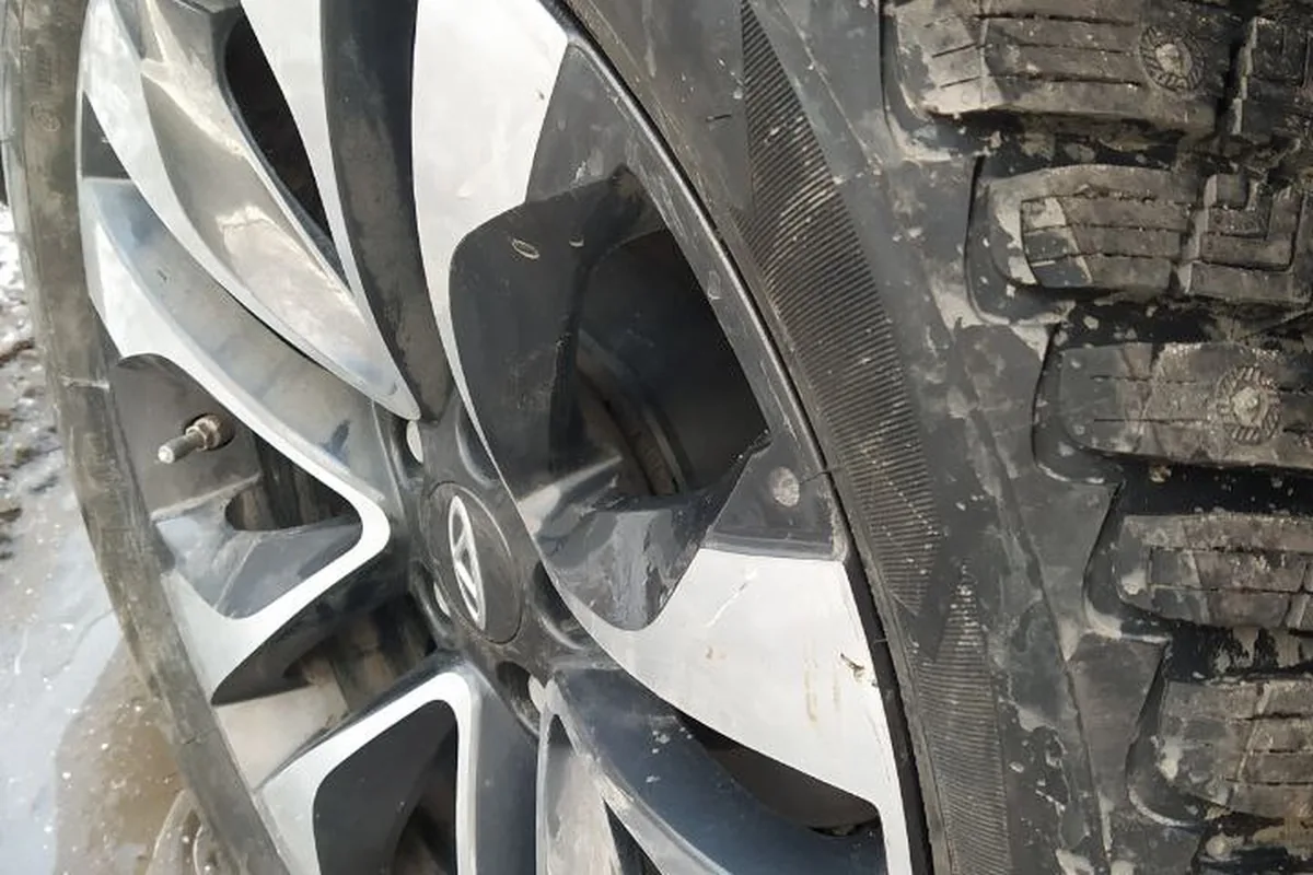 Зимняя шипованная шина на литом диске Chery Tiggo 4 крупным планом