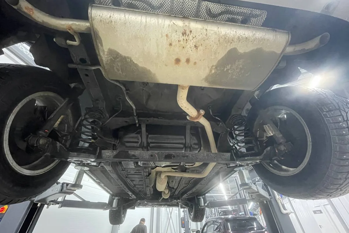 Днище Chery Tiggo 4 на подъёмнике с видом на защиту моторного отсека