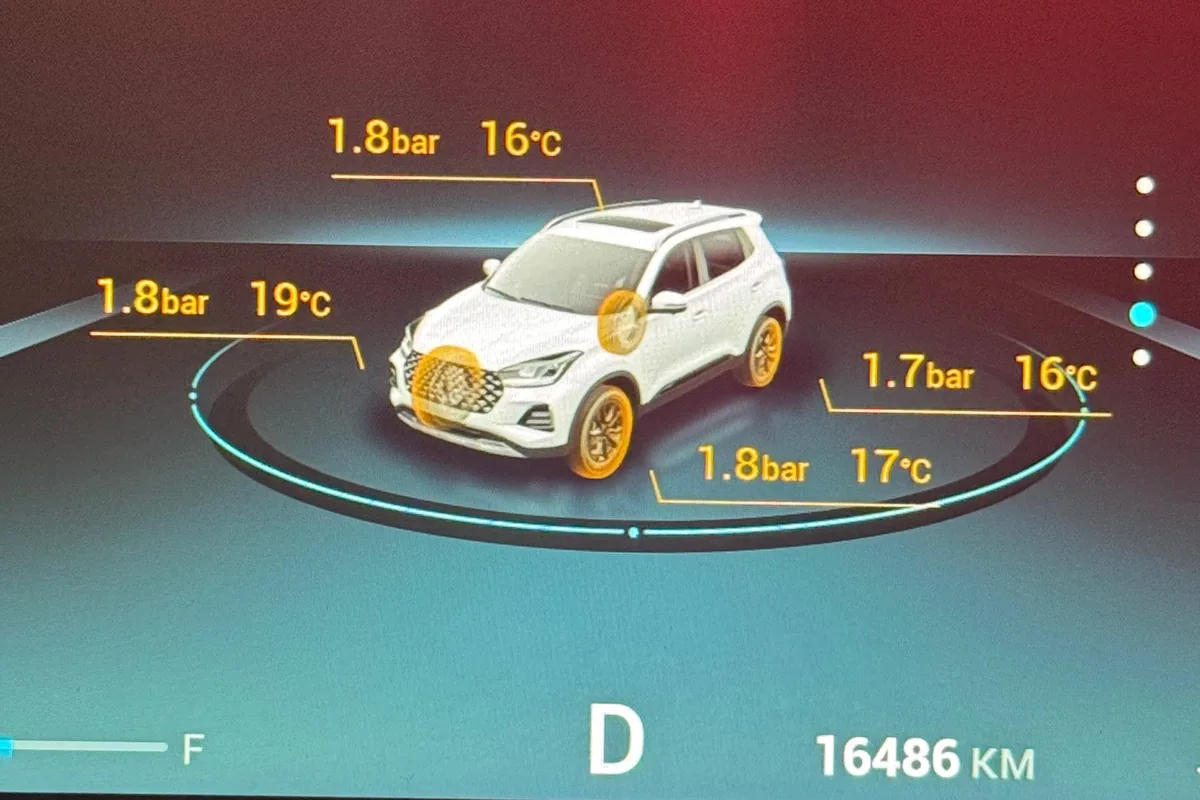 Экран давления в шинах Chery Tiggo 4 с показаниями 1,7 и 1,8 бар и температурами колёс
