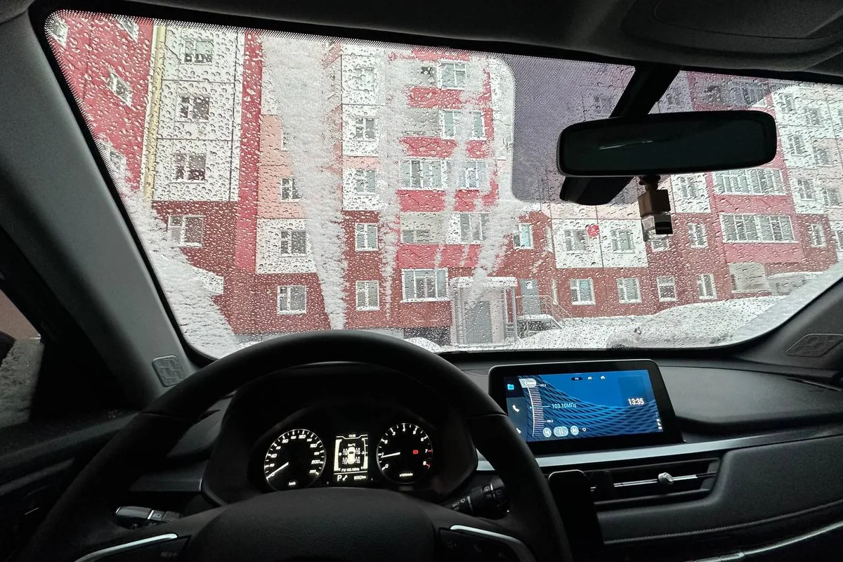 Лобовое стекло Chery Tiggo 4 с неоттаявшими зонами из-за неработающих нитей обогрева