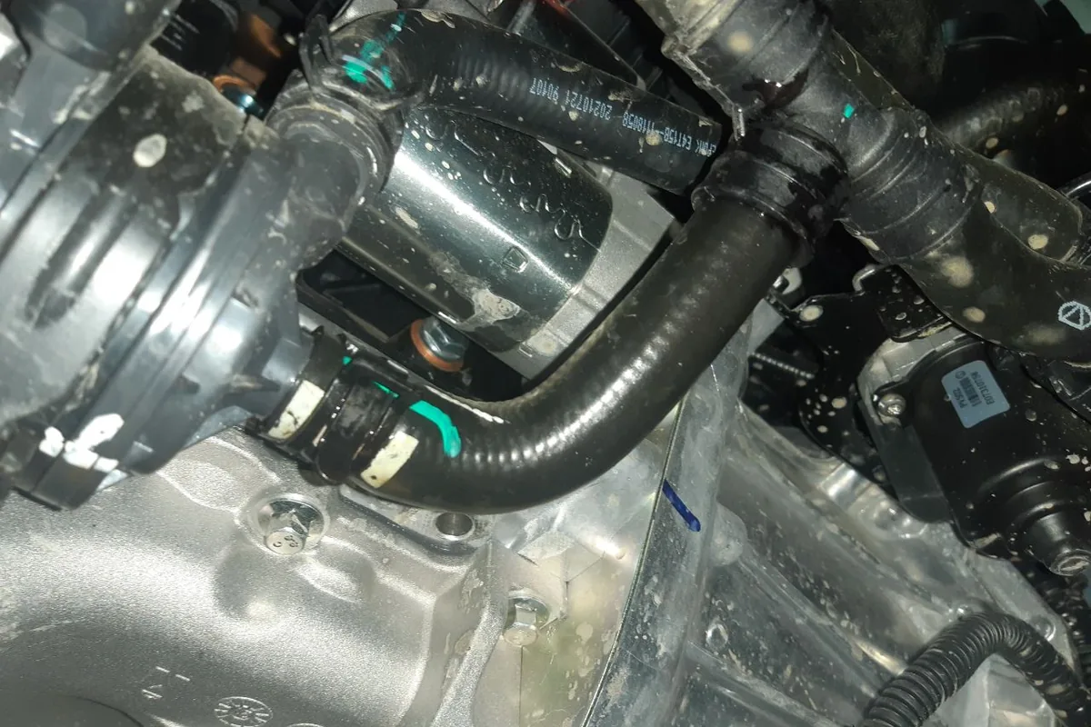 Подтёки антифриза на патрубках под капотом Chery Tiggo 4