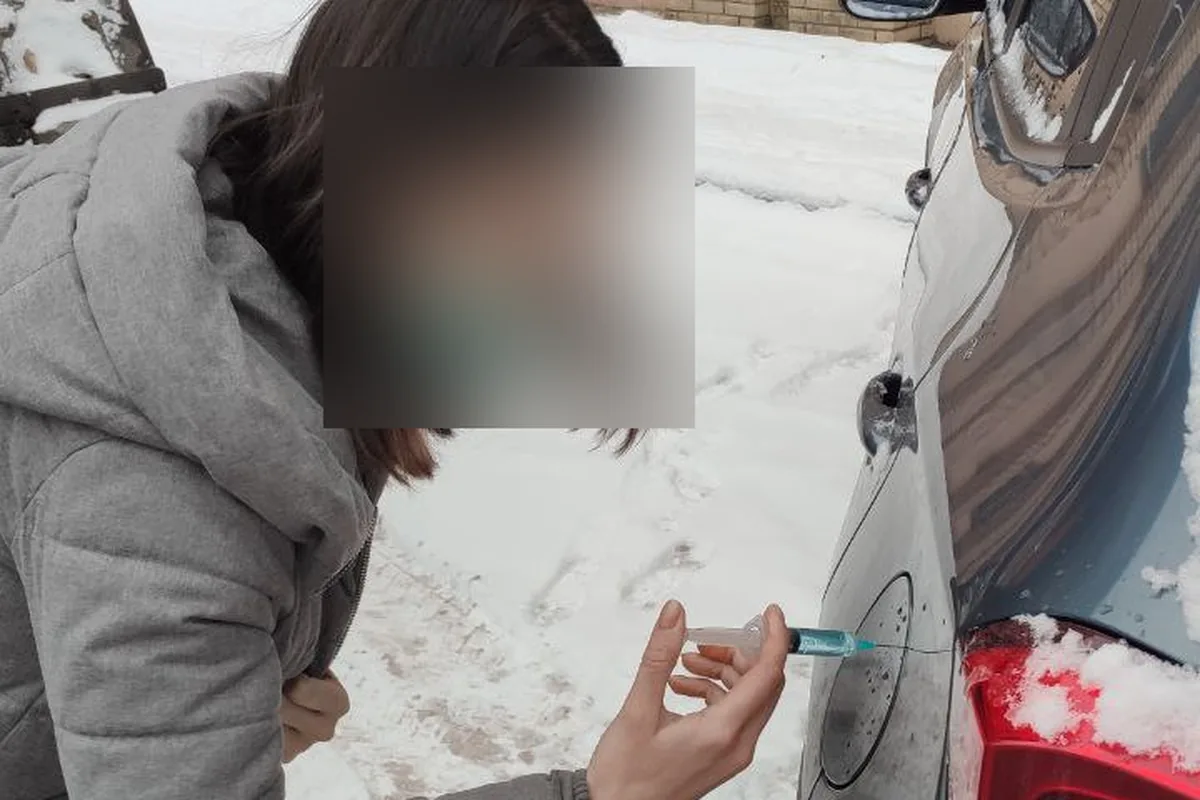Незамерзайку вливают шприцом по кругу замёрзшего лючка бензобака Chery Tiggo 4