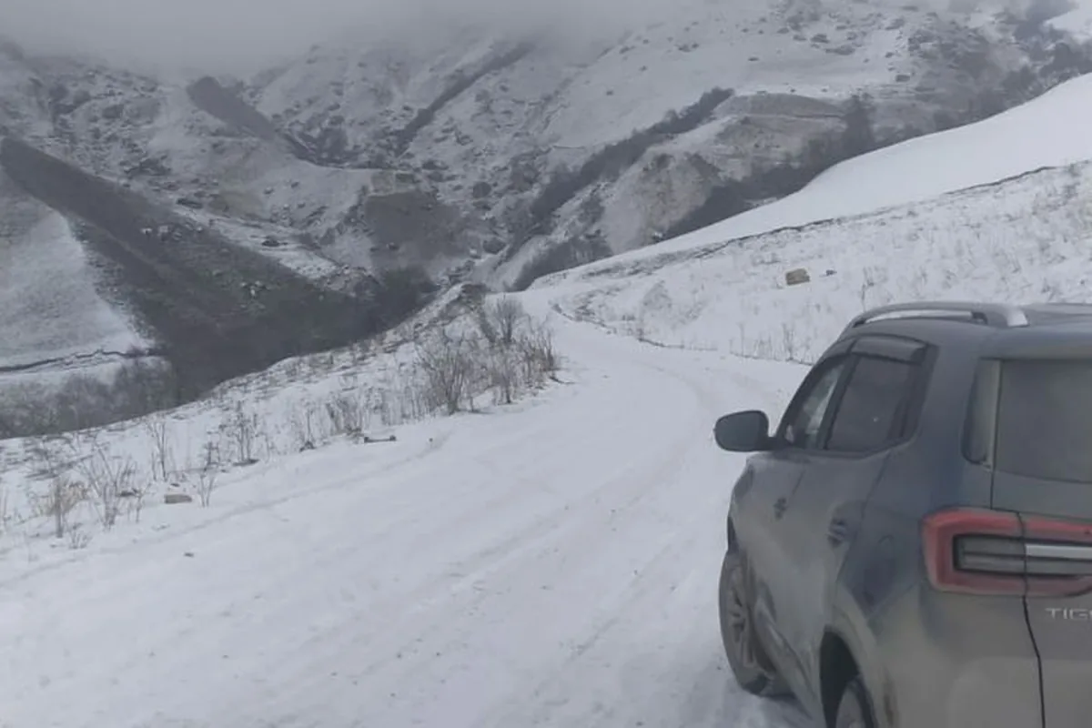 Chery Tiggo 4 на заснеженной горной дороге в Приэльбрусье