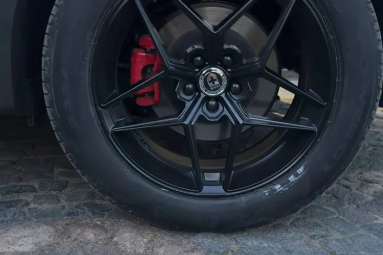 Колесо с шинами 235/55 R18 Pirelli на ободе шириной 8 дюймов