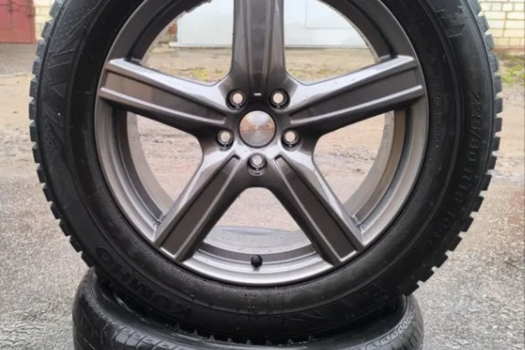 Колесо R18 7,5J ET47 DIA 60,1 с зимними шинами 225/60 R18