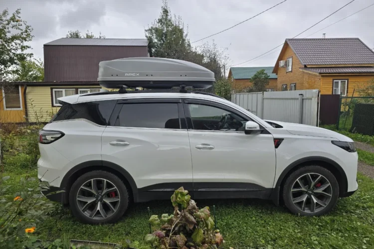 Chery Tiggo 7 Pro Max на летнем комплекте R19 с боксом на крыше