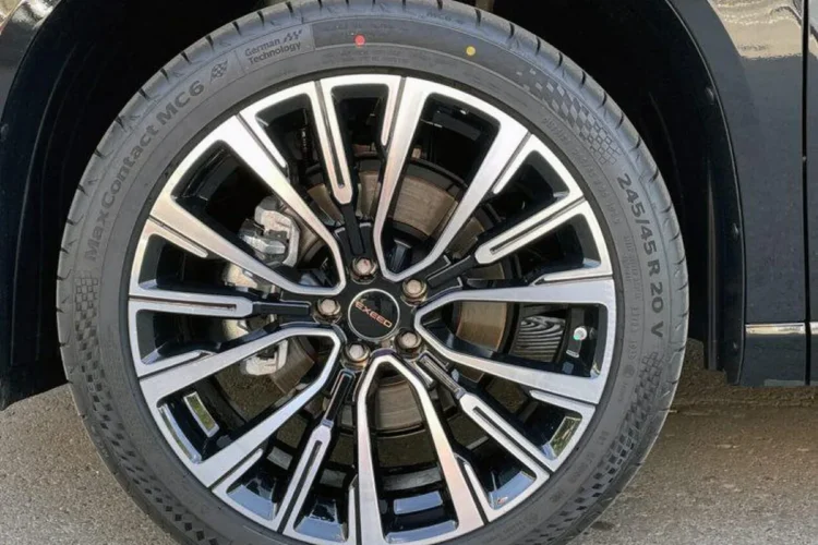 Колесо R20 с шиной 245/45 R20 крупным планом