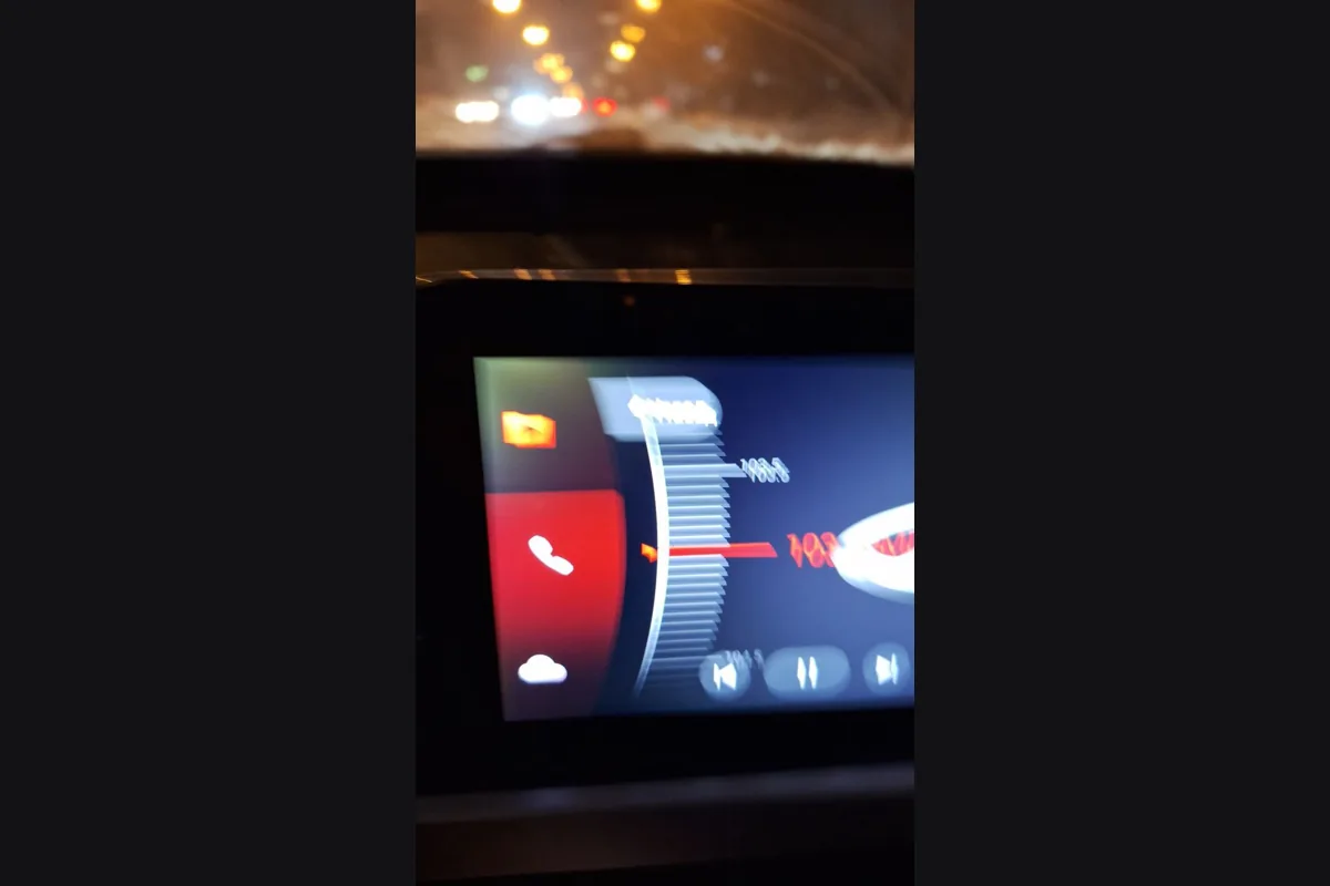 Экран мультимедиа Chery Tiggo 7 Pro Max с засветами при −36 °C