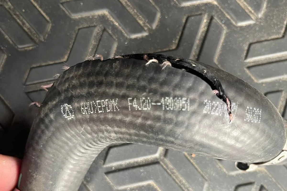 Патрубок системы охлаждения Chery с маркировкой F4J20-1303151 и трещиной