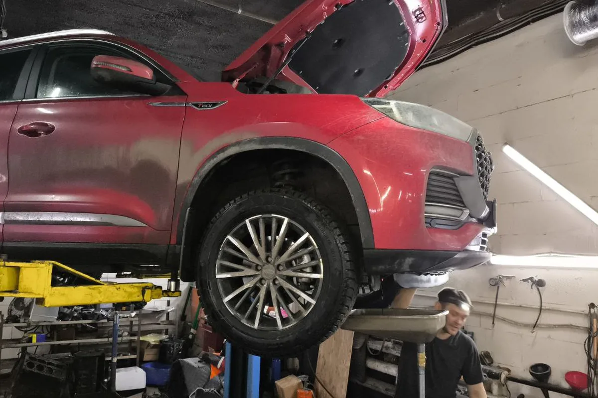 Автомобиль Chery на подъёмнике в дилерском сервисном центре