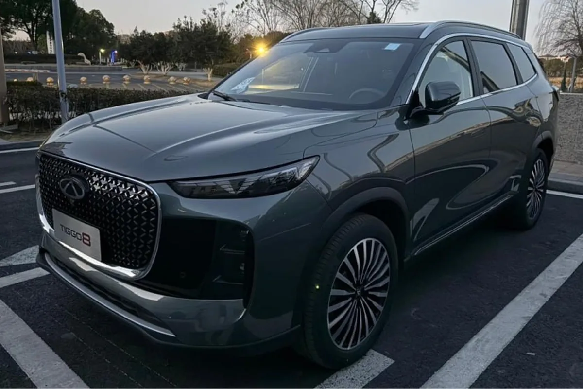 Chery Tiggo 8 Pro Max тёмного цвета вид спереди на парковке