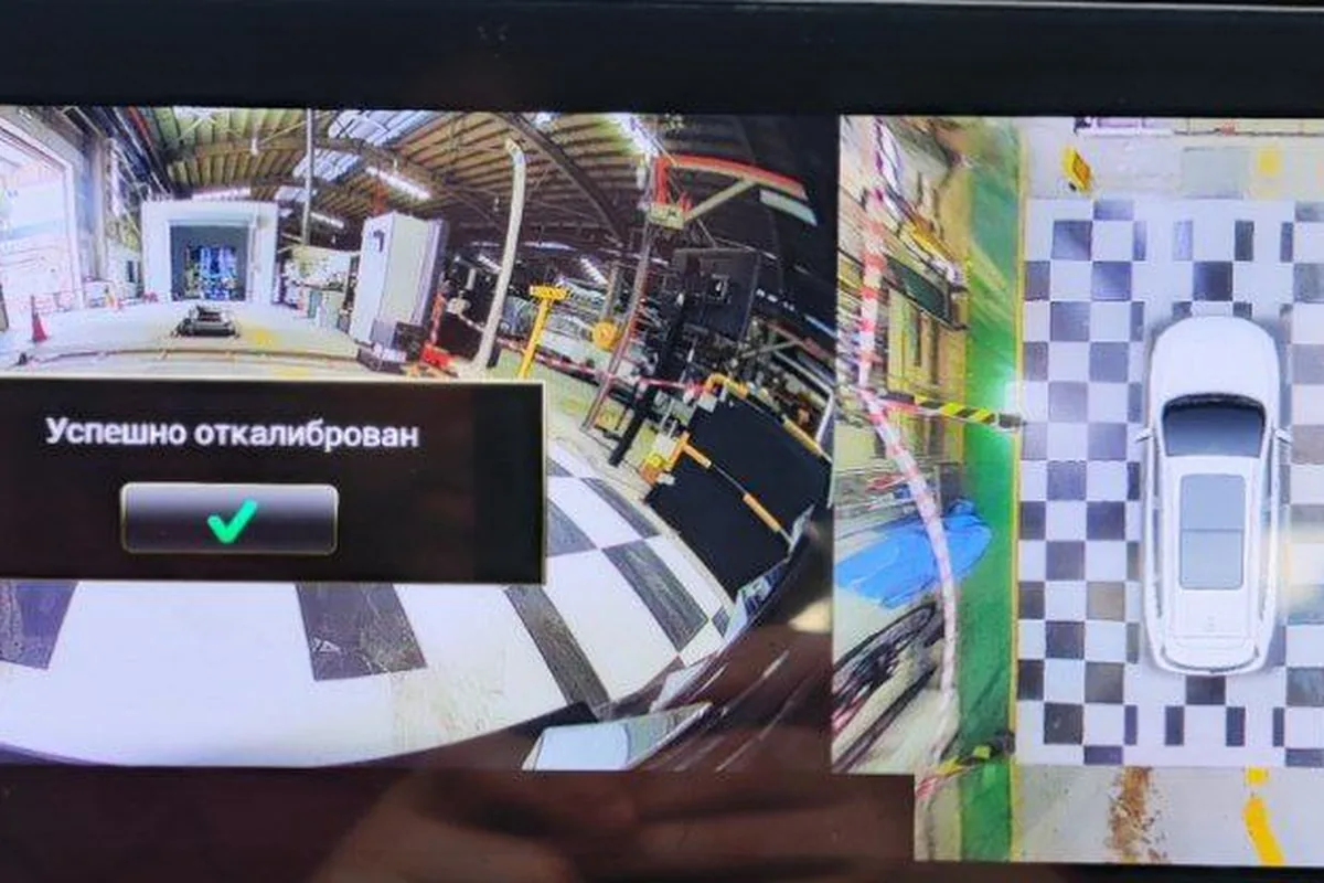 Процесс калибровки системы кругового обзора автомобиля на разметочном мате