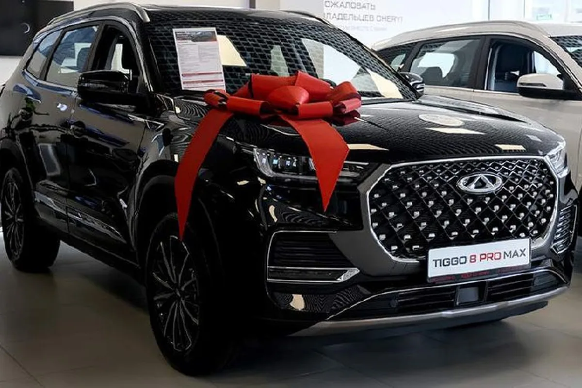 Новый Chery Tiggo 8 Pro Max с бантом в дилерском шоу-руме