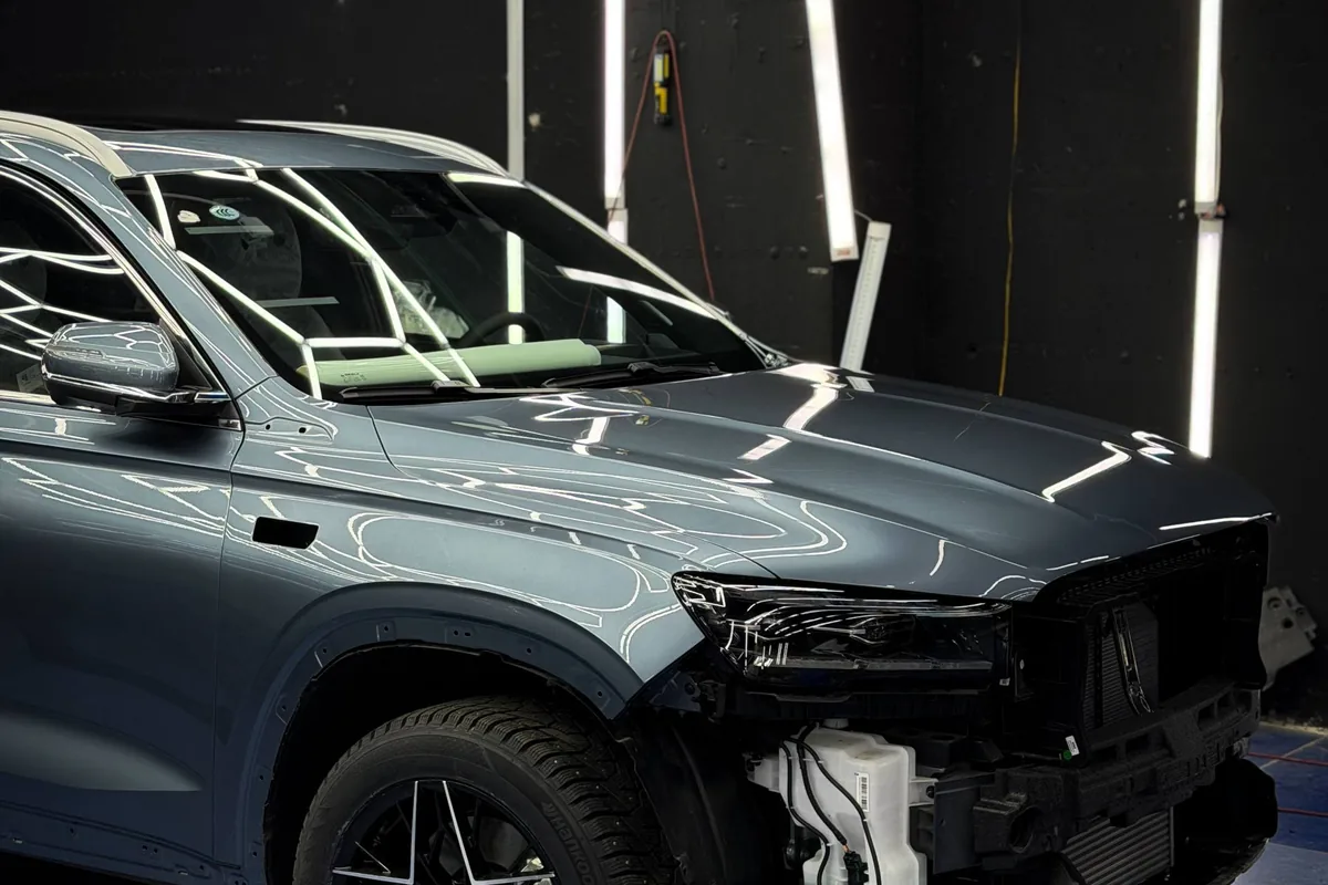 Chery Tiggo 8 Pro Max с разобранной передней частью в детейлинг-цехе перед оклейкой