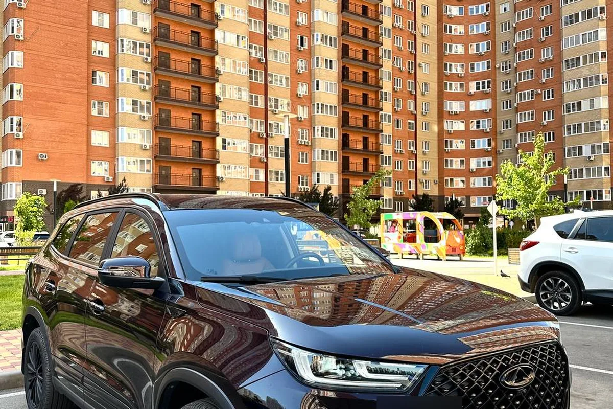 Чёрный Chery Tiggo 8 Pro Max с полным антихромом на городской парковке