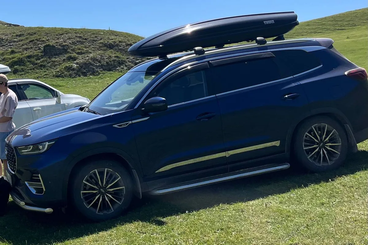 Синий Chery Tiggo 8 Pro Max с боксом на крыше в горной местности