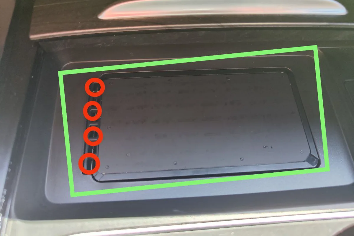 Площадка беспроводной зарядки телефона в салоне Chery Tiggo 8 Pro Max