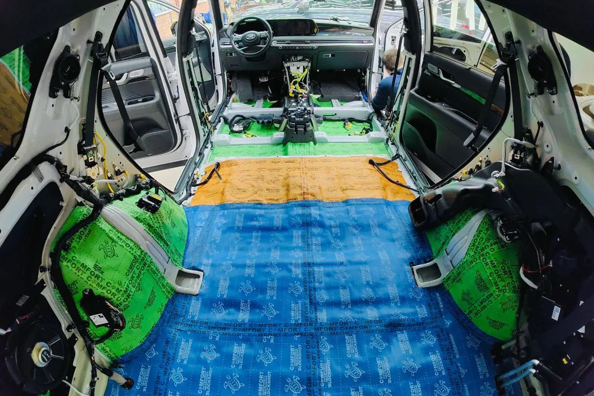 Салон Chery Tiggo 8 Pro Max разобран под укладку шумоизоляции