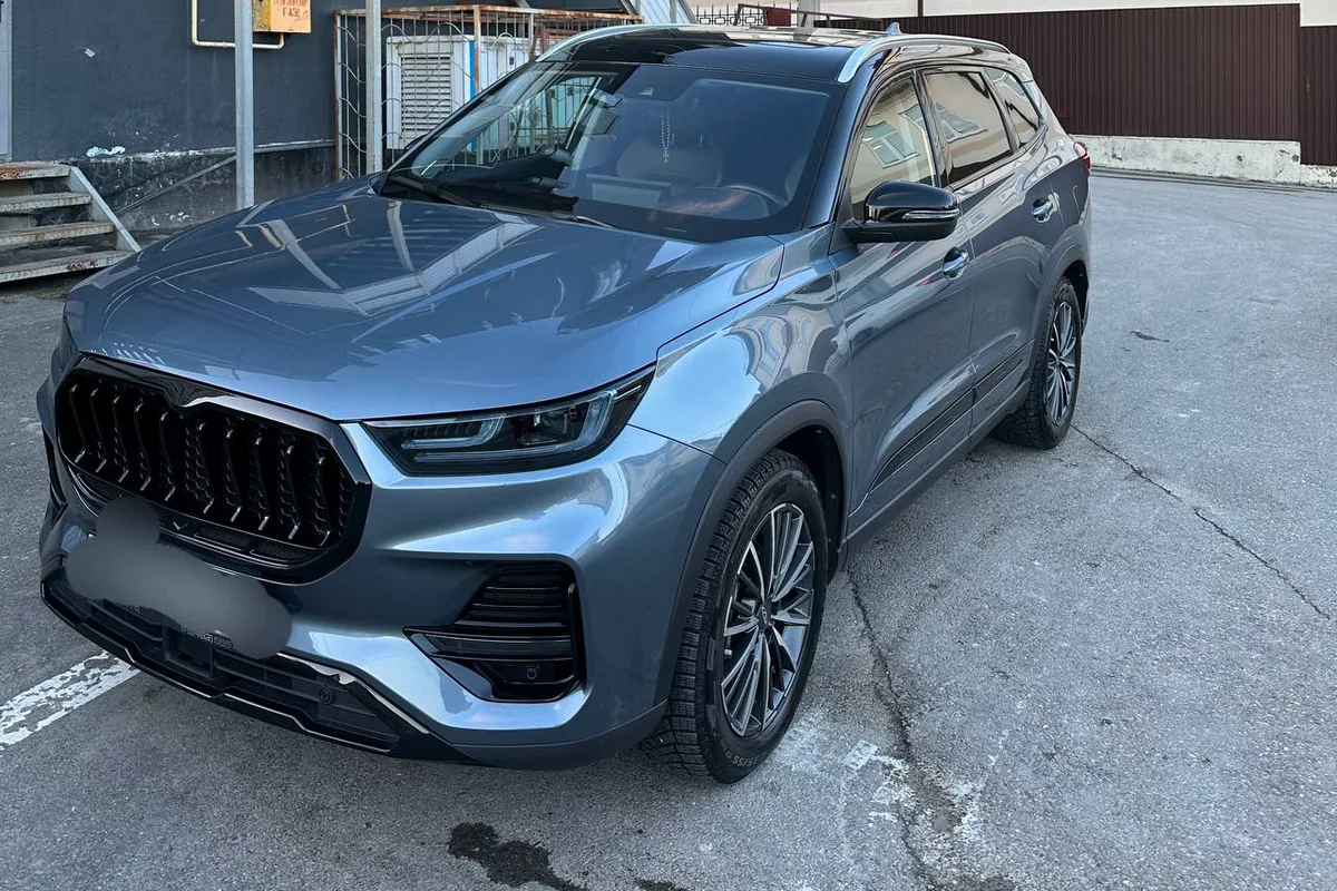 Chery Tiggo 8 Pro Max после антихрома с чёрными зеркалами и притемнённой оптикой
