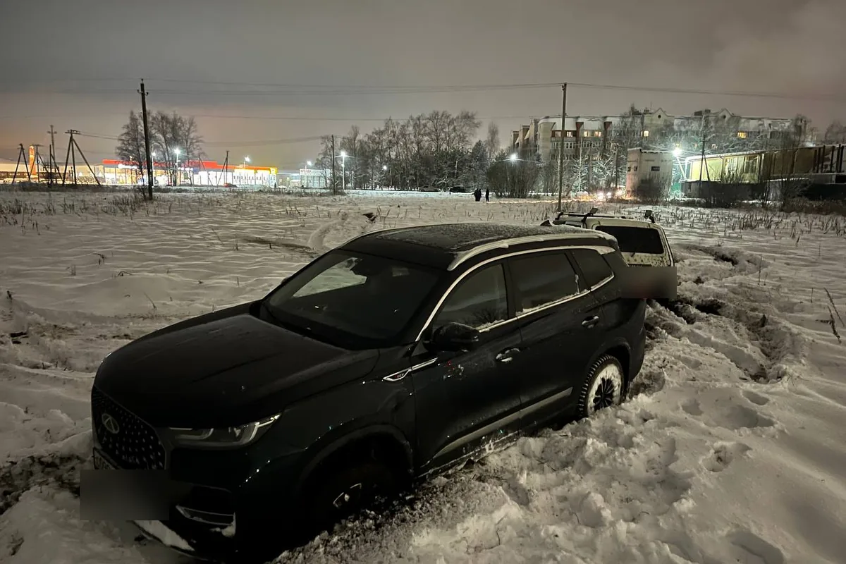 Chery Tiggo 8 Pro Max в снегу вечером на неочищенной площадке