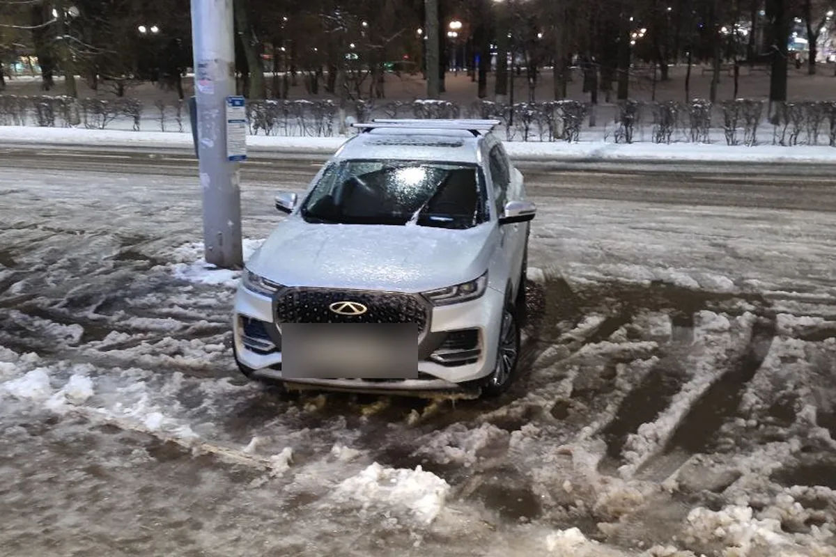 Обледеневший Chery Tiggo 8 на зимней стоянке