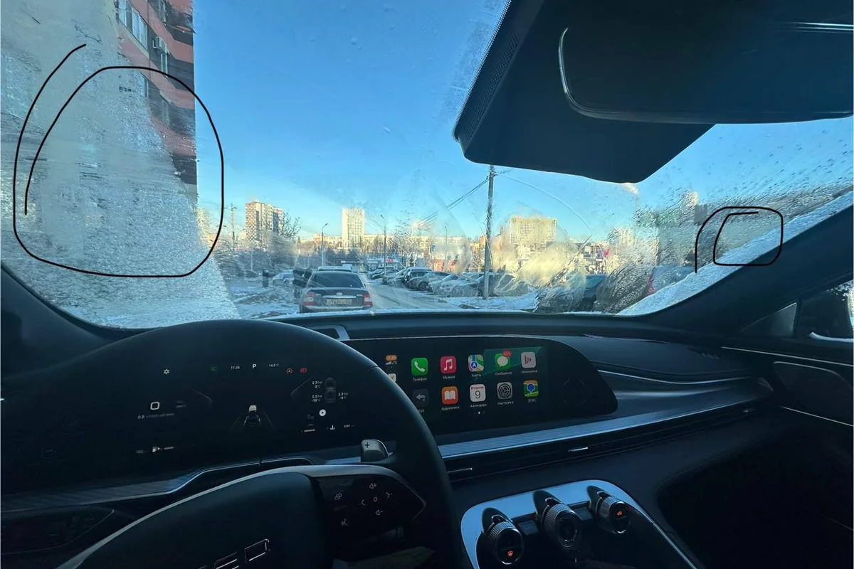 Необогреваемая зона лобового стекла Exeed TXL 2024 года у стойки