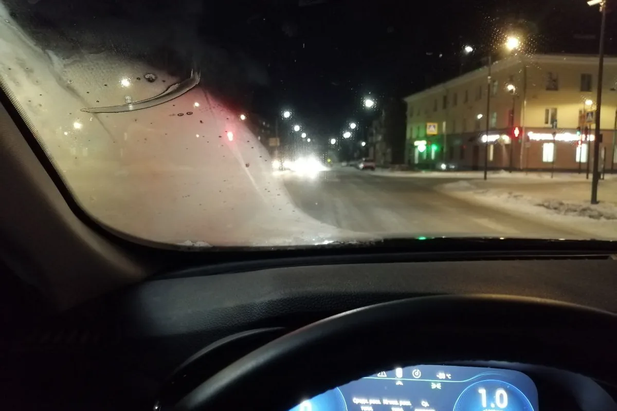 Запотевшее лобовое стекло Exeed TXL в мороз