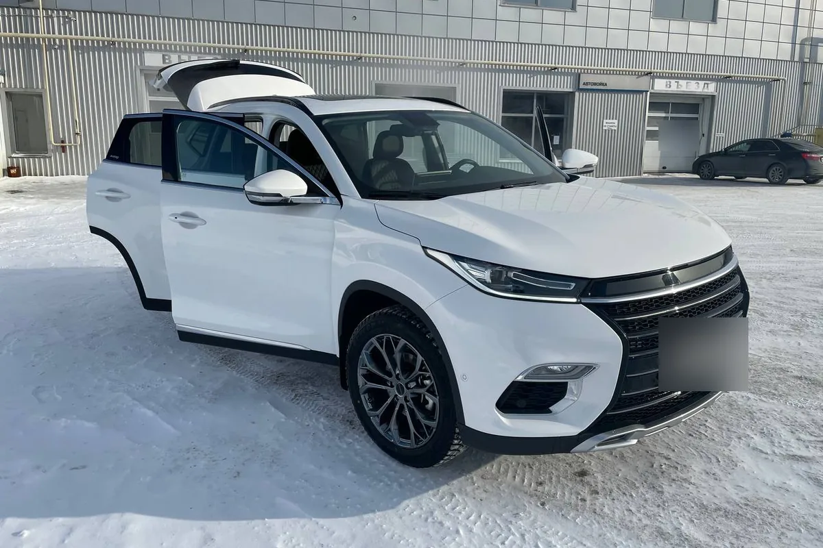 Exeed TXL с открытыми дверями после мойки в мороз −27