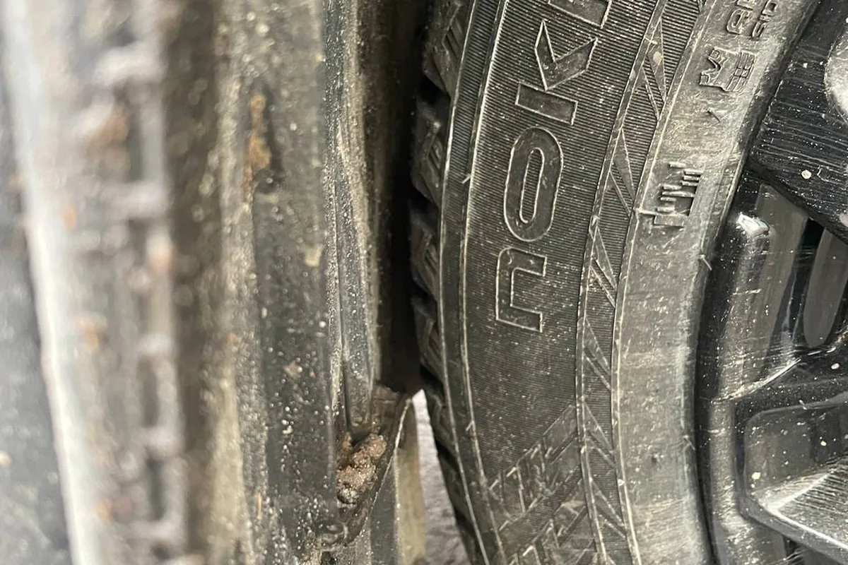 Зимняя шина 235/55 R19 возле подрезанного брызговика Exeed TXL