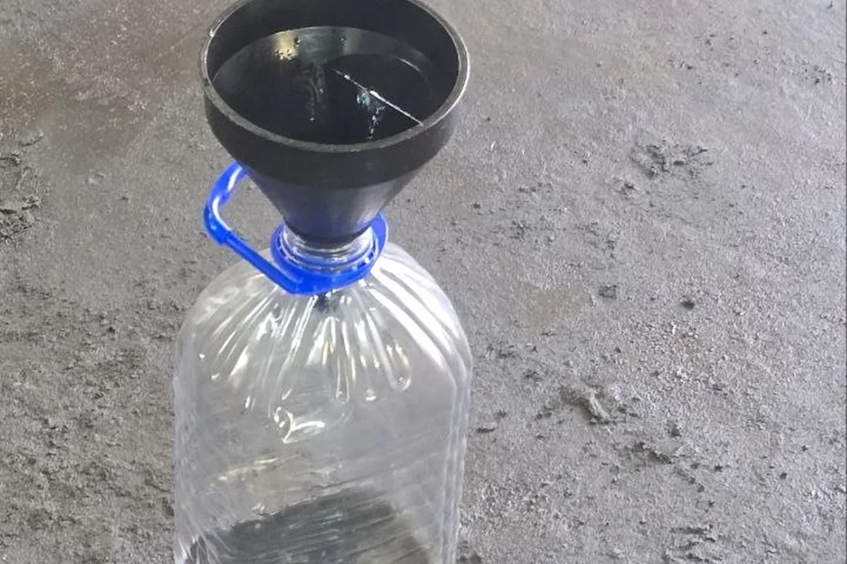 Самодельная воронка из бутылки для залива масла в Omoda C5