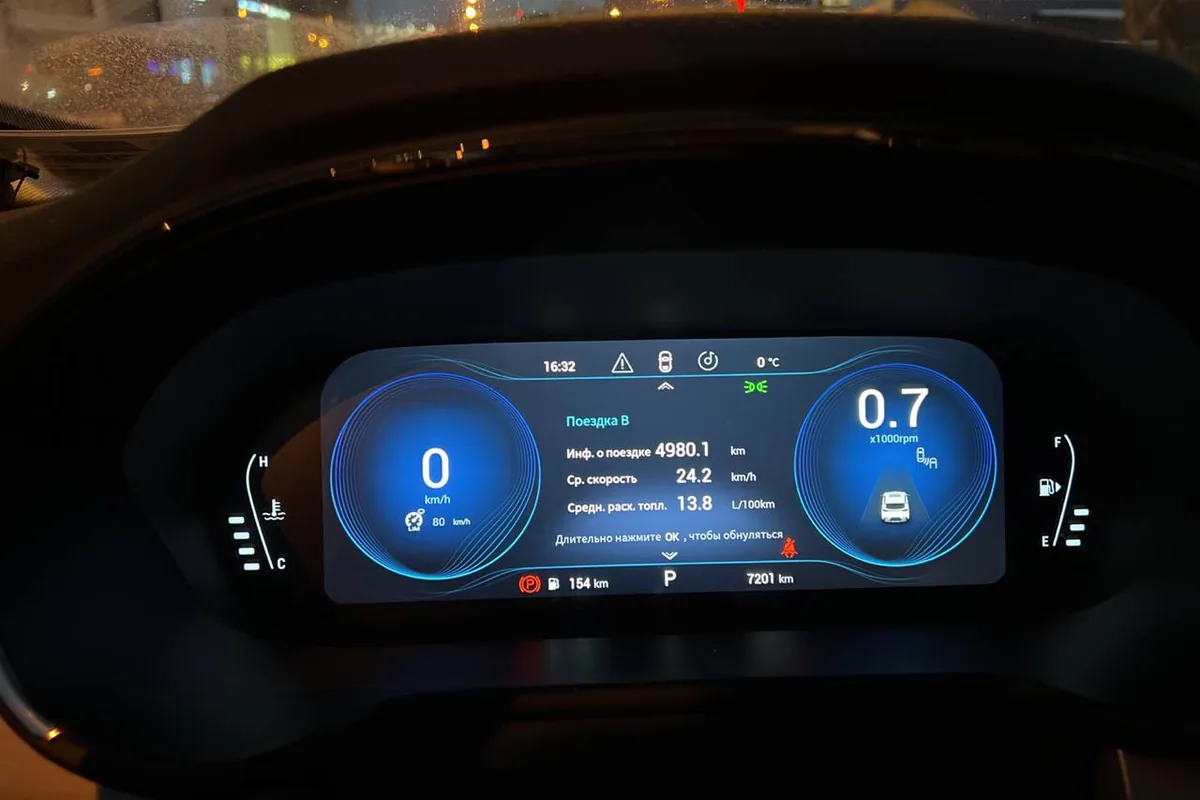 Панель приборов Exeed TXL ночью