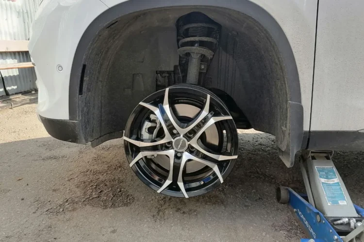 Колесо R17 на Exeed TXL, машина на подъёмнике