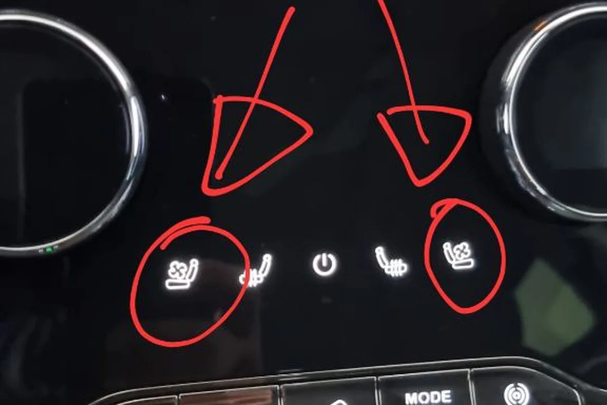 Кнопки управления климатом Exeed TXL с пометками