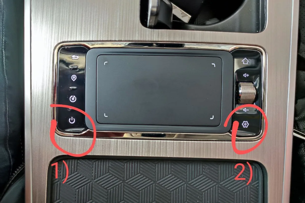 Блок мультимедиа Exeed TXL с отмеченными кнопками
