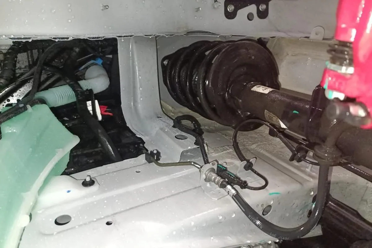 Стойка передней подвески Exeed TXL в арке