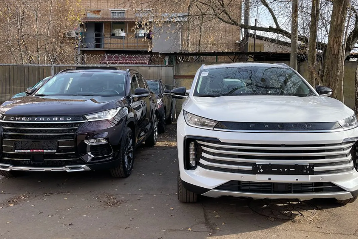 Два Exeed TXL разных поколений рядом