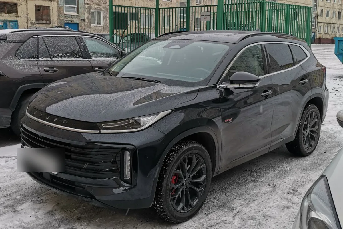 Exeed TXL с пробегом во дворе