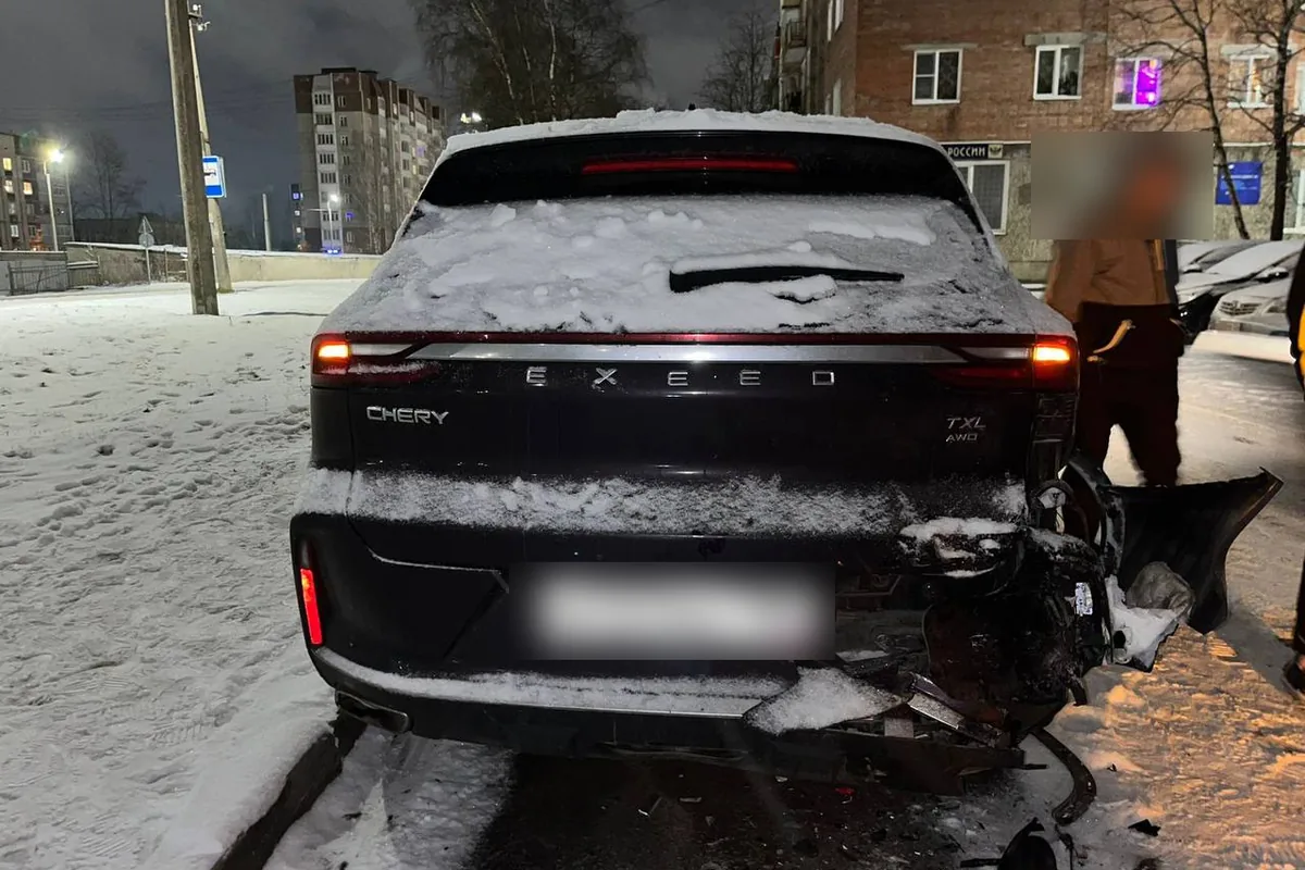 Повреждённая задняя часть Exeed TXL