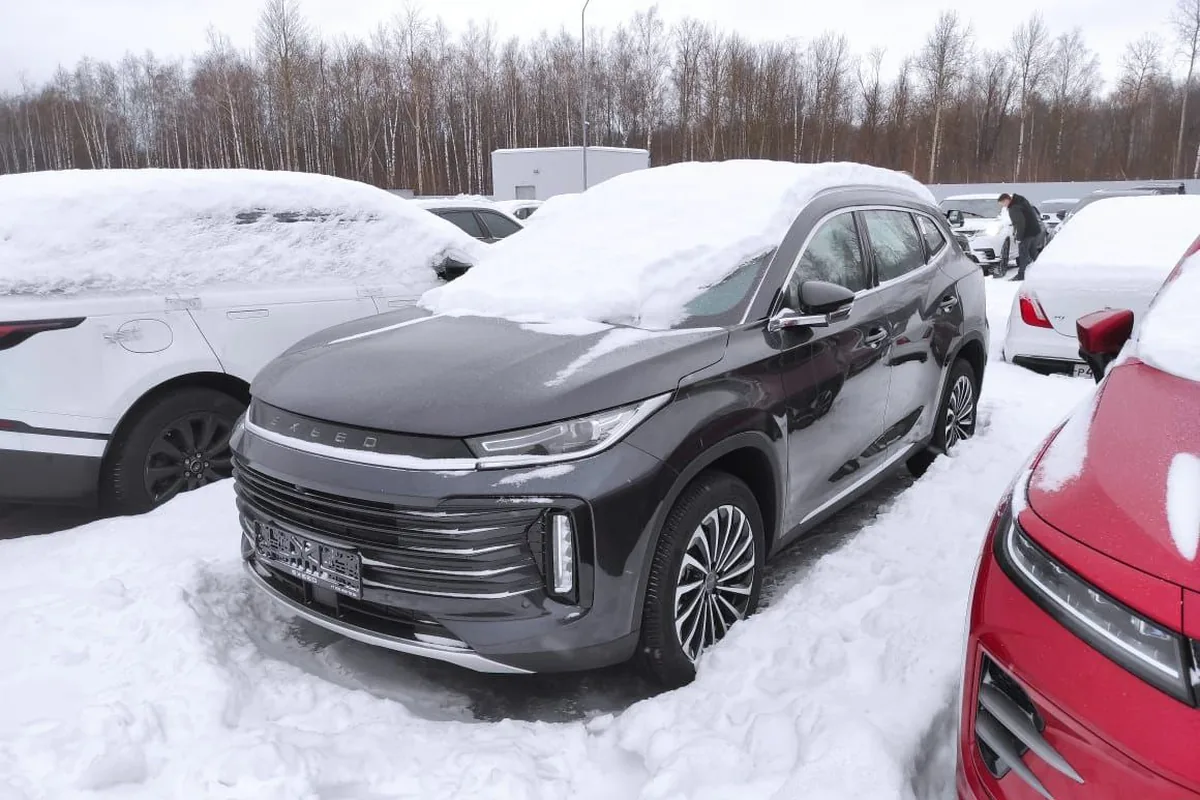 Exeed TXL на заснеженной парковке
