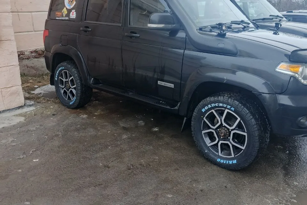 УАЗ Патриот на шинах Роадкруза RA1100 265/60 R18 у здания