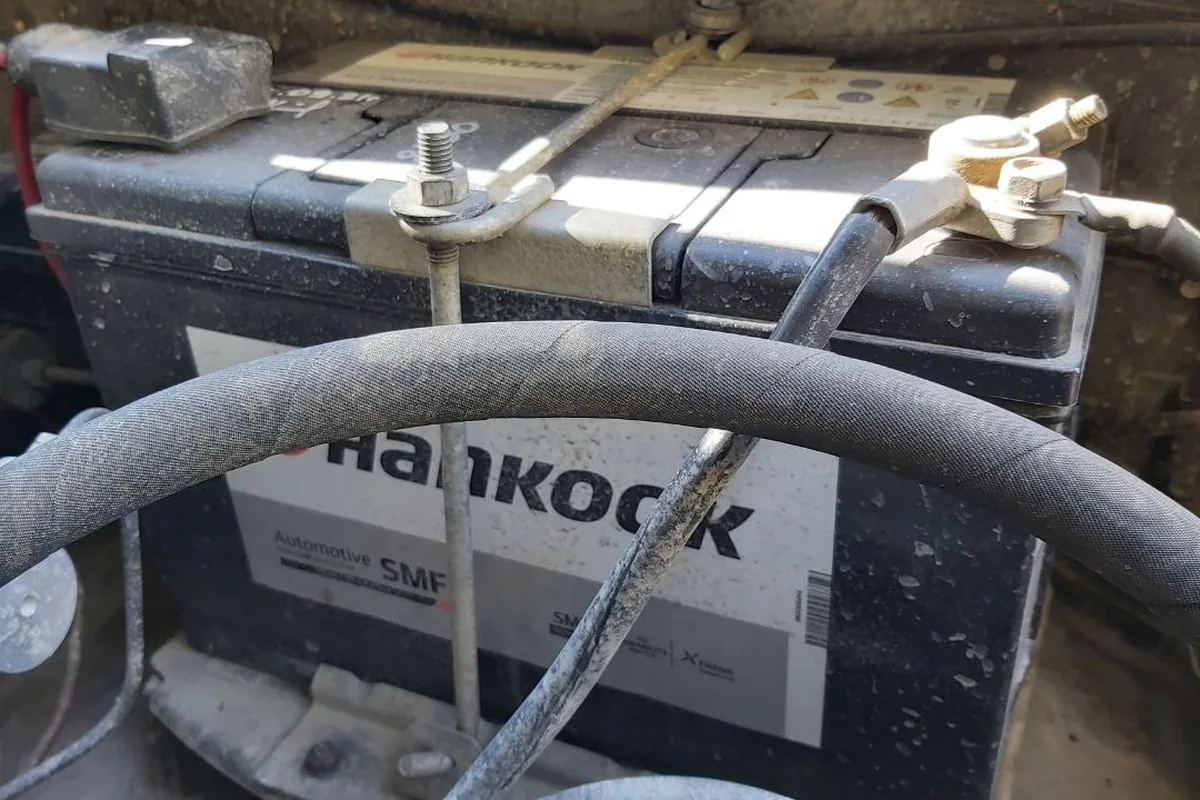 Аккумулятор Hankook 100 А·ч в азиатском корпусе под капотом УАЗ Патриот