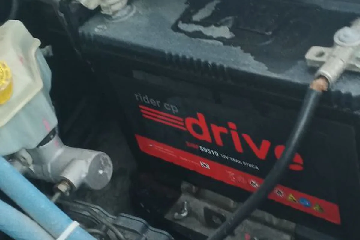 Аккумулятор Drive под капотом УАЗ Патриот с двумя батареями