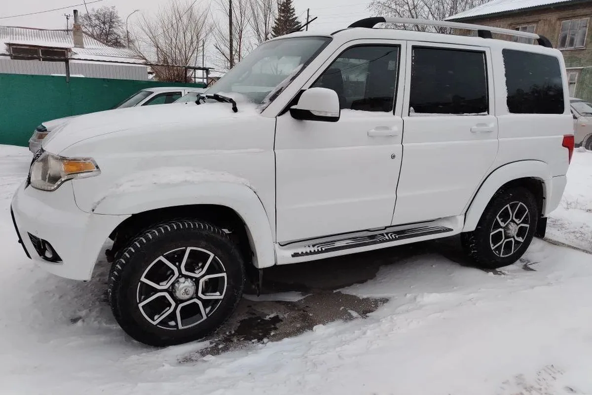 Белый УАЗ Патриот 2019 года с автоматом зимой