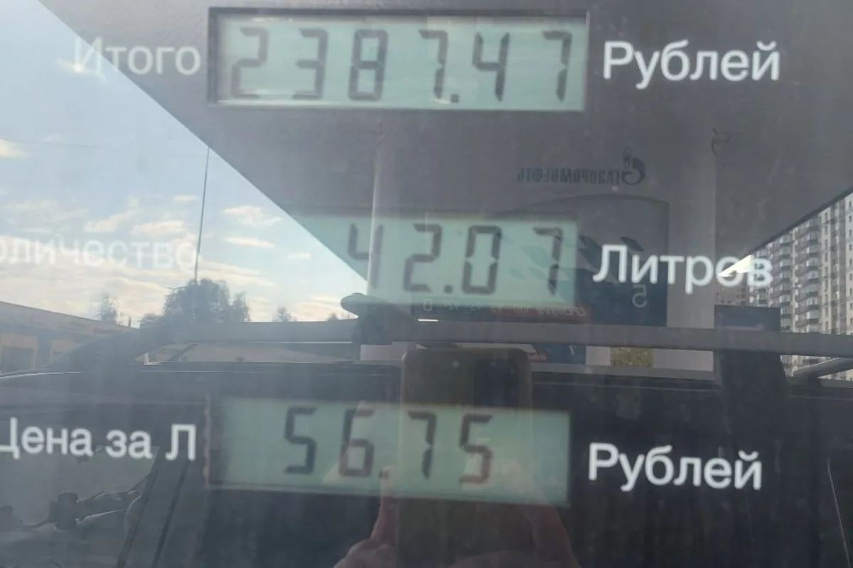 Табло колонки АЗС после заправки УАЗ Патриот бензином
