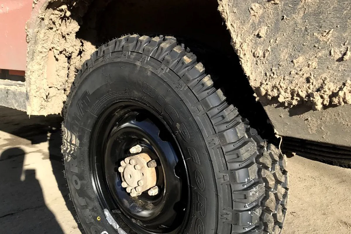 Грязевая шина 235/85 R16 на стальном диске УАЗ Патриот